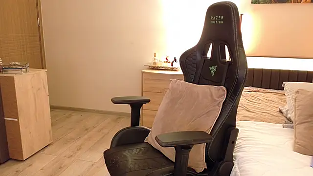 Snapshot of joycesilver chatting on December 5, 2025, 9:18 am joycesilver online show from December 5, 2025, 9:18 am