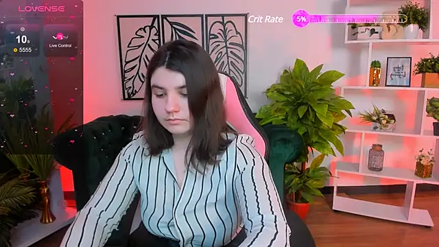 Snapshot of Viola__Shy chatting on February 18, 2025, 9:09 pm Viola Shy online show from February 18, 2025, 9:09 pm
