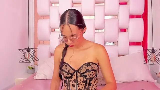 EmmyCruzZ online show from November 28, 2025, 7:05 pm