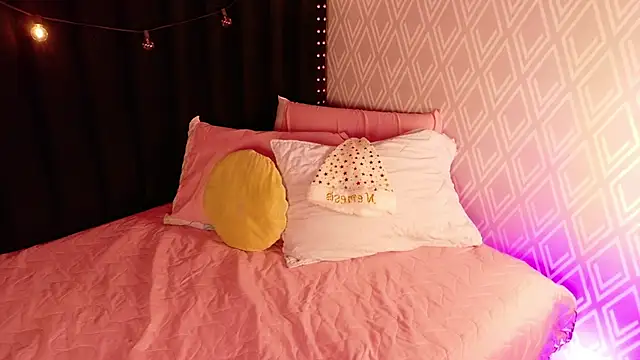 littleebluee online show from December 5, 2025, 3:04 am