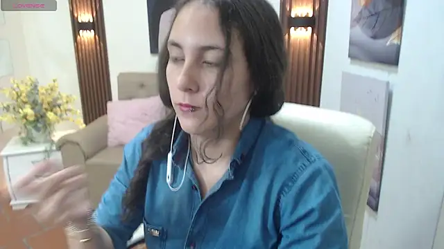 xlunna online show from October 22, 2025, 8:19 pm