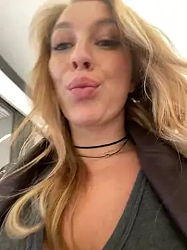 Snapshot of Sweet___Emily chatting on December 15, 2024, 2:27 pm Sweet   Emily online show from December 15, 2024, 2:27 pm