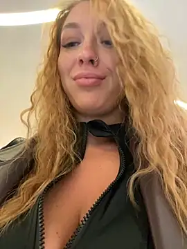 Snapshot of Sweet___Emily chatting on December 19, 2024, 2:57 pm Sweet   Emily online show from December 19, 2024, 2:57 pm