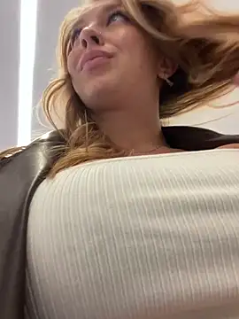 Snapshot of Sweet___Emily chatting on January 3, 2025, 1:47 pm Sweet   Emily online show from January 3, 2025, 1:47 pm