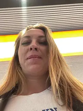 Snapshot of Sweet___Emily chatting on March 21, 2025, 1:23 pm Sweet   Emily online show from March 21, 2025, 1:23 pm