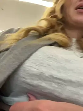 Snapshot of Sweet___Emily chatting on September 18, 2025, 1:46 pm Sweet   Emily online show from September 18, 2025, 1:46 pm