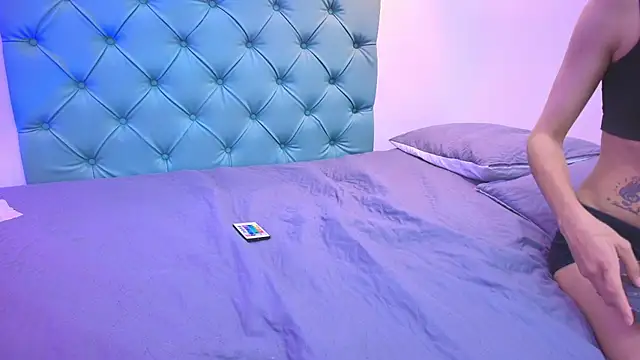 Snapshot of Tinny_and_Candy chatting on February 17, 2025, 4:37 pm Tinny and Candy online show from February 17, 2025, 4:37 pm