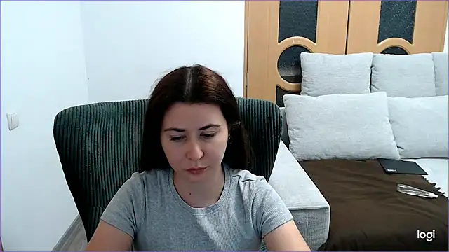 VioletaFlower7 online show from October 6, 2025, 2:36 pm