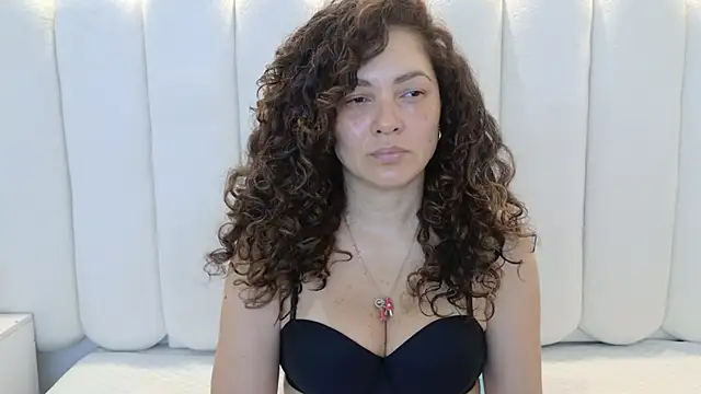 Juliabadlee online show from December 2, 2025, 8:26 pm