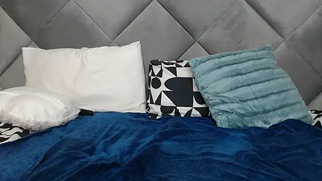 LOYAL SASHA online show from March 3, 2025, 8:00 pm