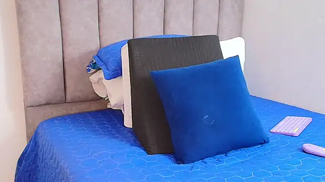 karina lewis  online show from January 21, 2025, 6:22 am