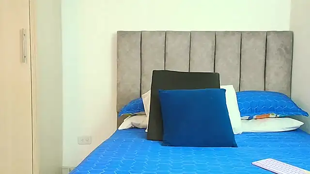 karina lewis  online show from September 22, 2025, 4:03 am