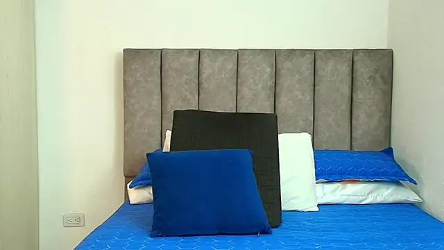 karina lewis  online show from November 5, 2025, 3:50 am