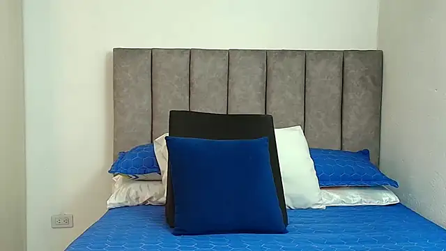 karina lewis  online show from November 15, 2025, 3:59 am