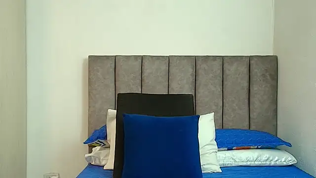 karina lewis  online show from November 17, 2025, 3:56 am