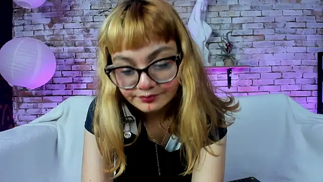 Snapshot of Sweet_Namii chatting on January 21, 2025, 2:33 am Sweet Namii online show from January 21, 2025, 2:33 am