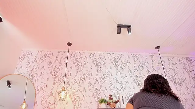 aihnoa split online show from November 26, 2025, 2:07 pm