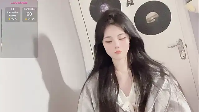 Qedgjwyz1 online show from February 19, 2025, 3:38 pm