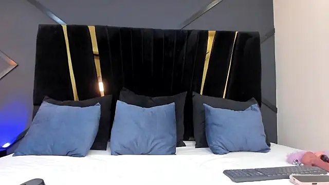 emily mooon online show from October 11, 2025, 2:44 am