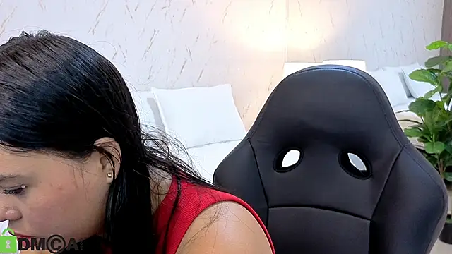 ISA  CUTEE online show from November 14, 2025, 3:38 am