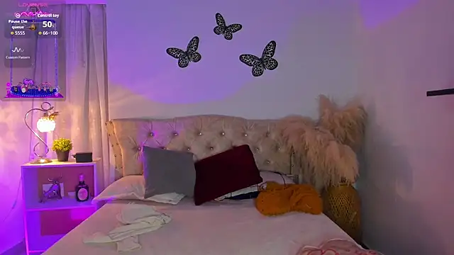 Sarahballiston  online show from November 25, 2025, 1:05 am