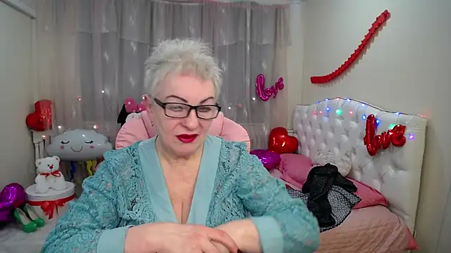 KayleSmoll online show from February 12, 2025, 7:35 pm