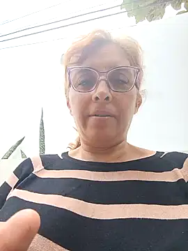Snapshot of leona- chatting on February 11, 2025, 1:30 pm leona- online show from February 11, 2025, 1:30 pm