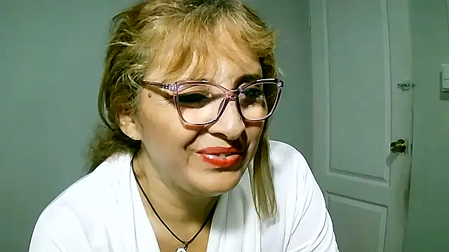 Snapshot of leona- chatting on February 20, 2025, 1:25 am leona- online show from February 20, 2025, 1:25 am