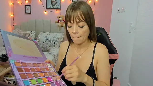 emilyharrix online show from October 25, 2025, 4:46 pm