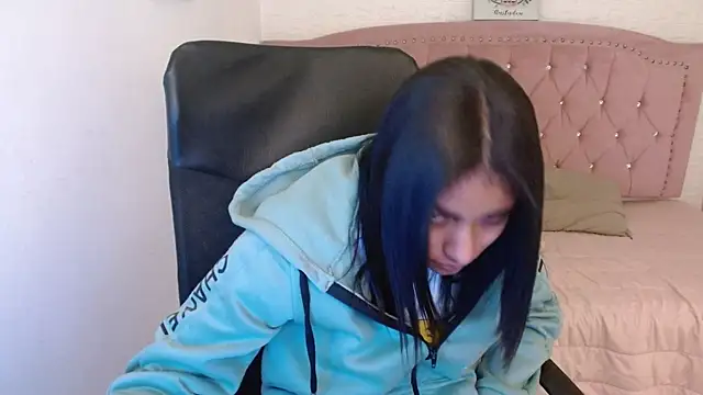 shaneelle online show from March 21, 2025, 3:01 am