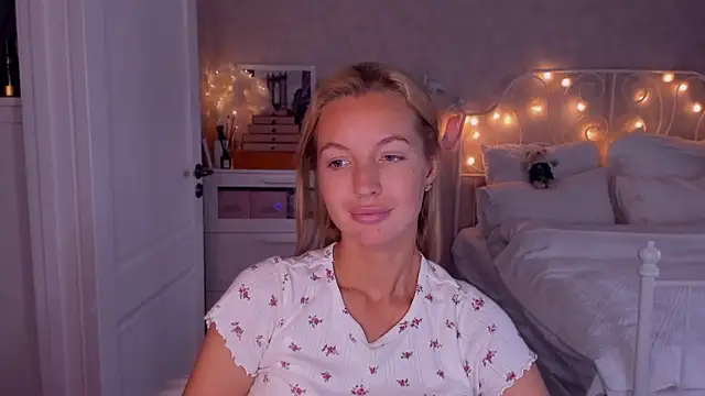 Snapshot of aestetick chatting on October 5, 2025, 9:51 am aestetick online show from October 5, 2025, 9:51 am