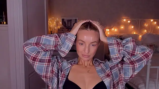 Snapshot of aestetick chatting on October 11, 2025, 3:43 pm aestetick online show from October 11, 2025, 3:43 pm