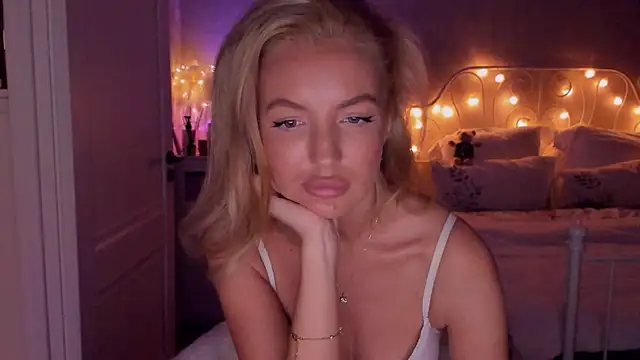 Snapshot of aestetick chatting on October 16, 2025, 3:02 pm aestetick online show from October 16, 2025, 3:02 pm