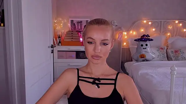 Snapshot of aestetick chatting on October 25, 2025, 7:49 am aestetick online show from October 25, 2025, 7:49 am