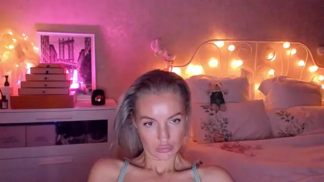 Snapshot of aestetick chatting on November 16, 2025, 6:46 pm aestetick online show from November 16, 2025, 6:46 pm