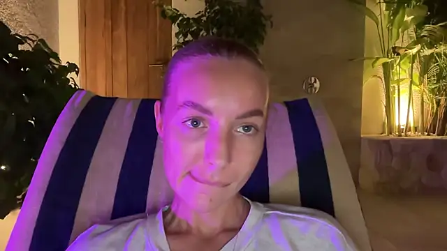 Snapshot of aestetick chatting on November 22, 2025, 12:48 pm aestetick online show from November 22, 2025, 12:48 pm