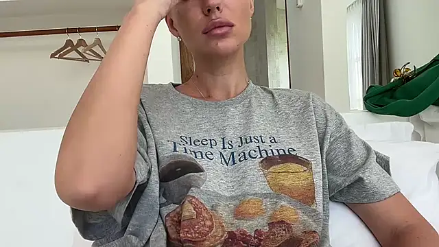 Snapshot of aestetick chatting on November 26, 2025, 2:01 am aestetick online show from November 26, 2025, 2:01 am