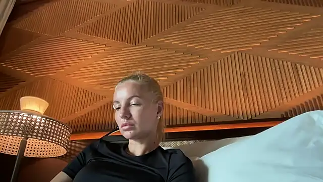 Snapshot of aestetick chatting on November 30, 2025, 4:27 am aestetick online show from November 30, 2025, 4:27 am