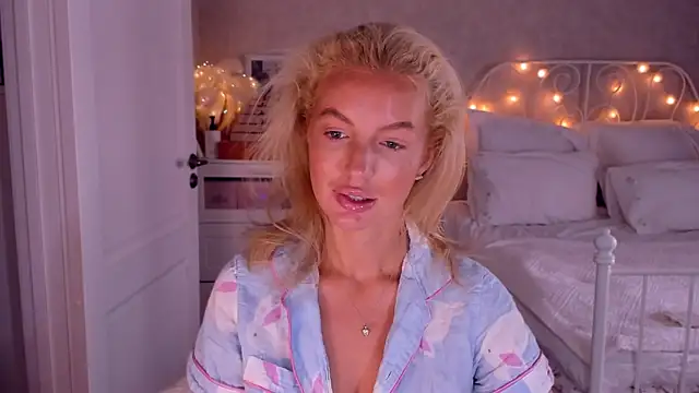 Snapshot of aestetick chatting on December 14, 2025, 6:52 am aestetick online show from December 14, 2025, 6:52 am