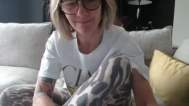 Snapshot of godinflower chatting on September 17, 2025, 8:27 am godinflower online show from September 17, 2025, 8:27 am