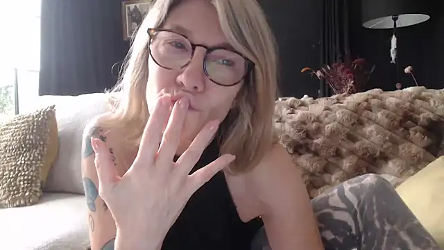 Snapshot of godinflower chatting on October 28, 2025, 9:24 am godinflower online show from October 28, 2025, 9:24 am