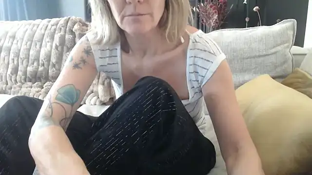 Snapshot of godinflower chatting on November 7, 2025, 1:00 pm godinflower online show from November 7, 2025, 1:00 pm