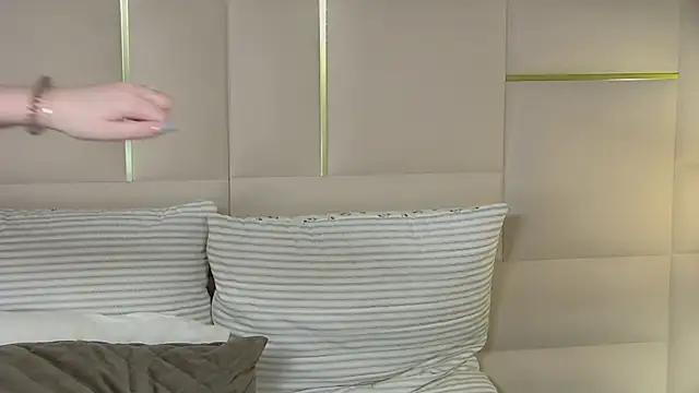 AliceMoreno online show from October 17, 2025, 5:04 pm