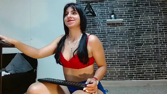 PaulinaRubio  online show from December 27, 2024, 3:59 pm