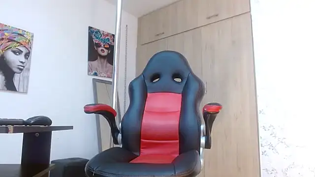 PaulinaRubio  online show from January 7, 2025, 10:19 pm