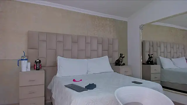 EmmaTorres  online show from January 21, 2025, 8:32 pm