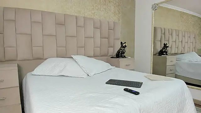 EmmaTorres  online show from September 14, 2025, 7:46 pm