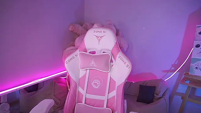 Snapshot of AnnLevine chatting on December 5, 2025, 2:03 pm AnnLevine online show from December 5, 2025, 2:03 pm