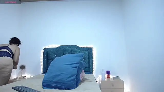 sofiamature01 online show from December 10, 2024, 9:11 pm