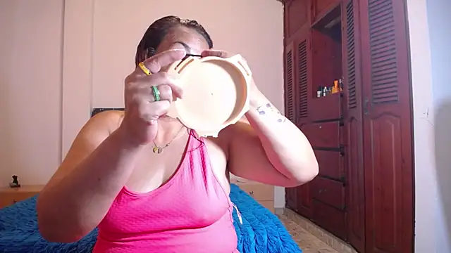 sofiamature01 online show from September 28, 2025, 6:46 pm